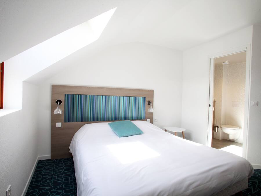 Chambre Standard | Bureau, rideaux occultants, fer et planche à repasser