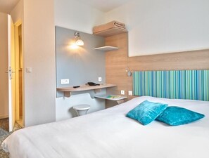 Schreibtisch, Verdunkelungsvorhänge, Bügeleisen/Bügelbrett