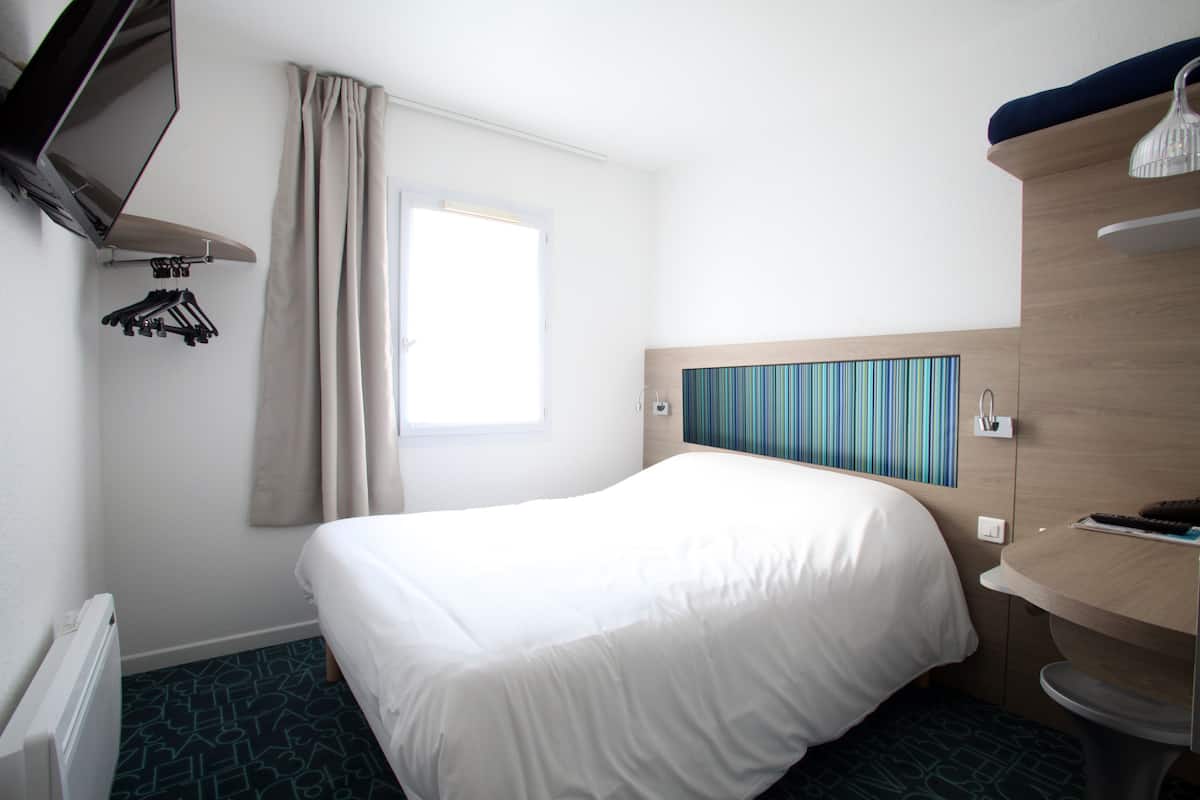 Standard Room | Desk, blackout drapes, iron/ironing board, free cribs/infant beds
