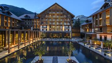 住宿正面 (夜晚)