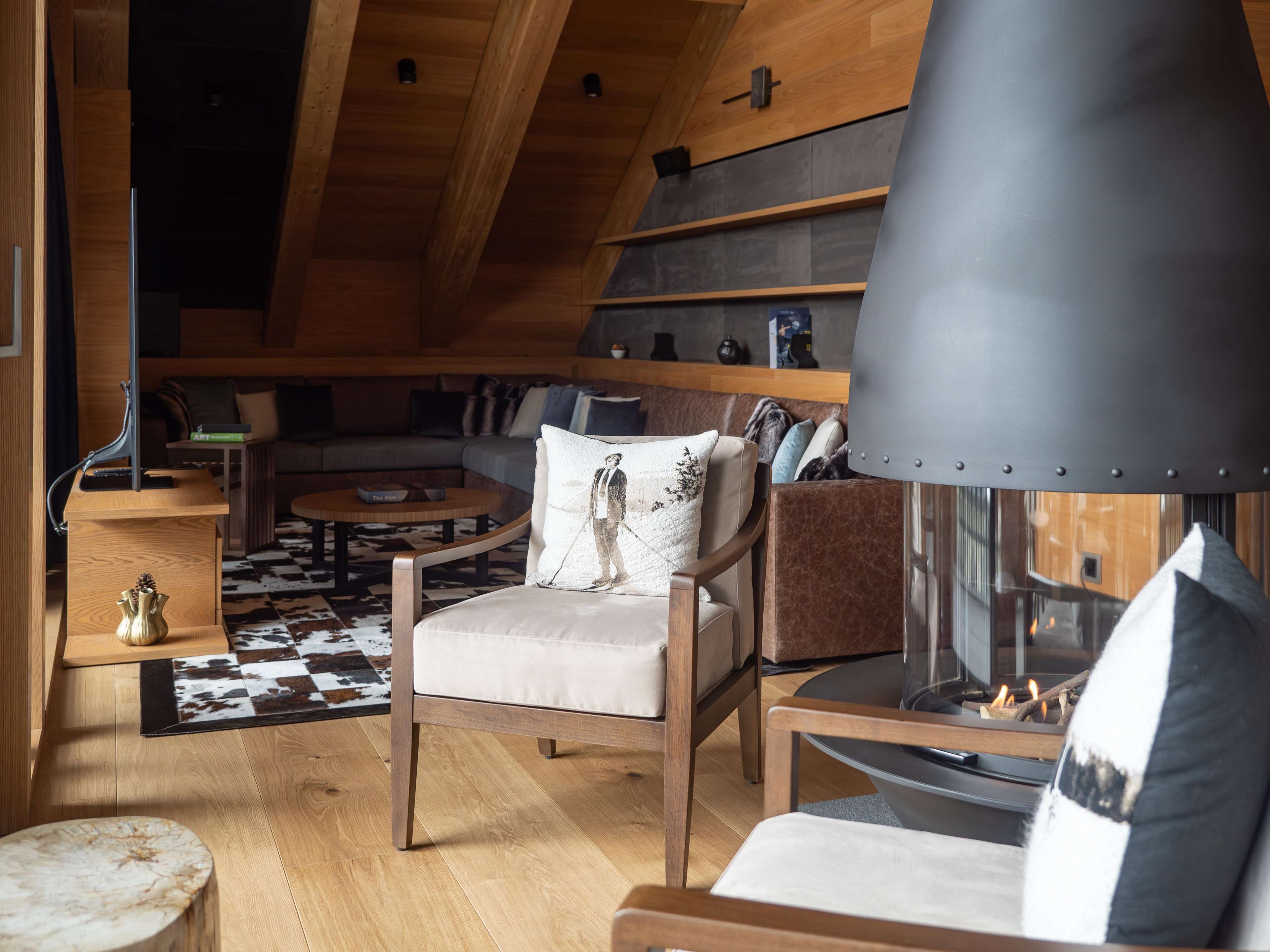 Un salon chaleureux avec des meubles en bois, une cheminée et une lampe moderne.
