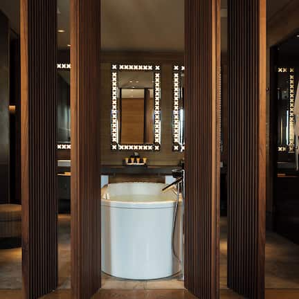 Deluxe Suite | Bathroom | Separate tub and shower, deep soaking tub, rainfall showerhead