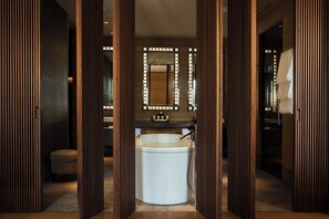 Alpine Deluxe Suite | Bathroom