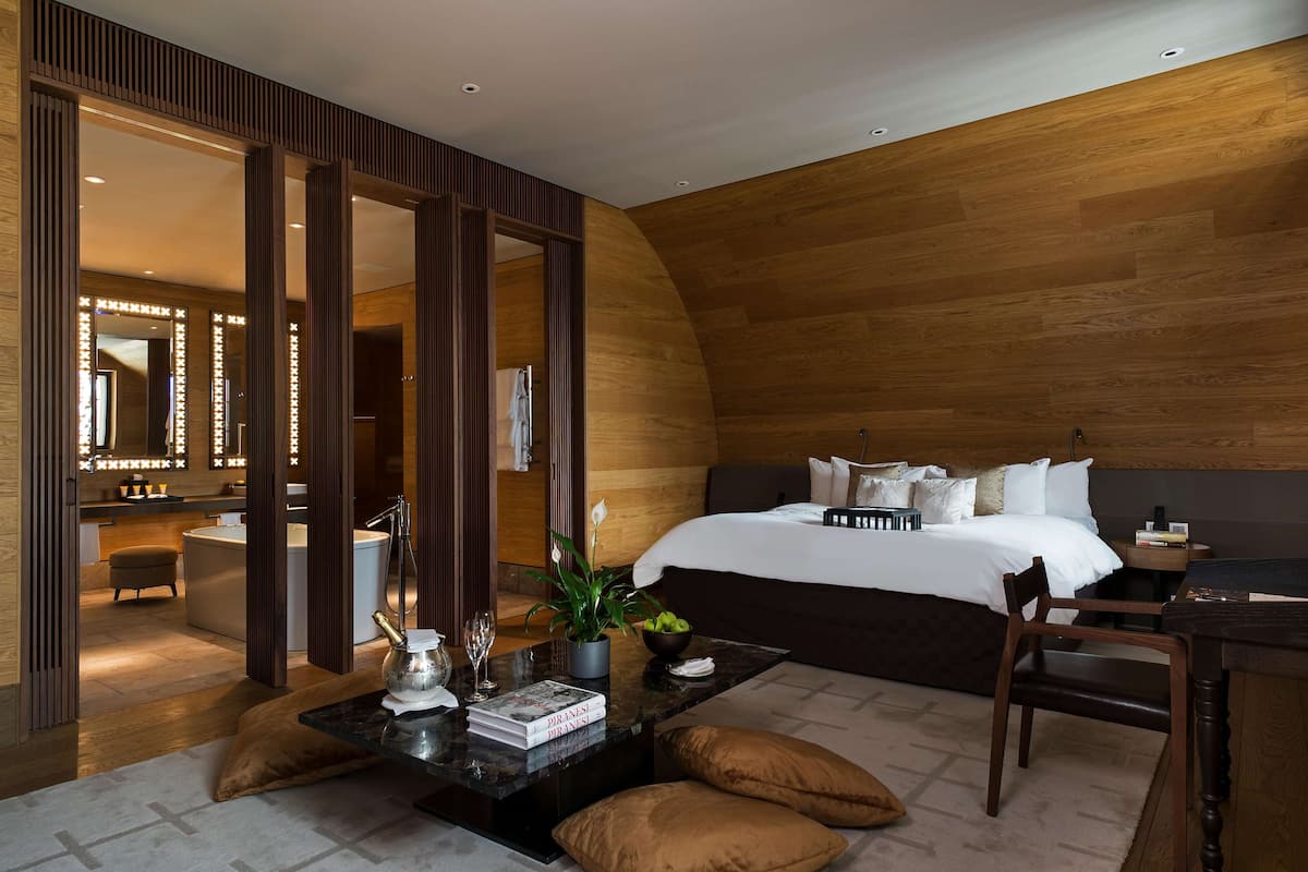 Alpine Deluxe Room | Bộ đồ giường cao cấp, chăn bông, nệm có lớp đệm bông 