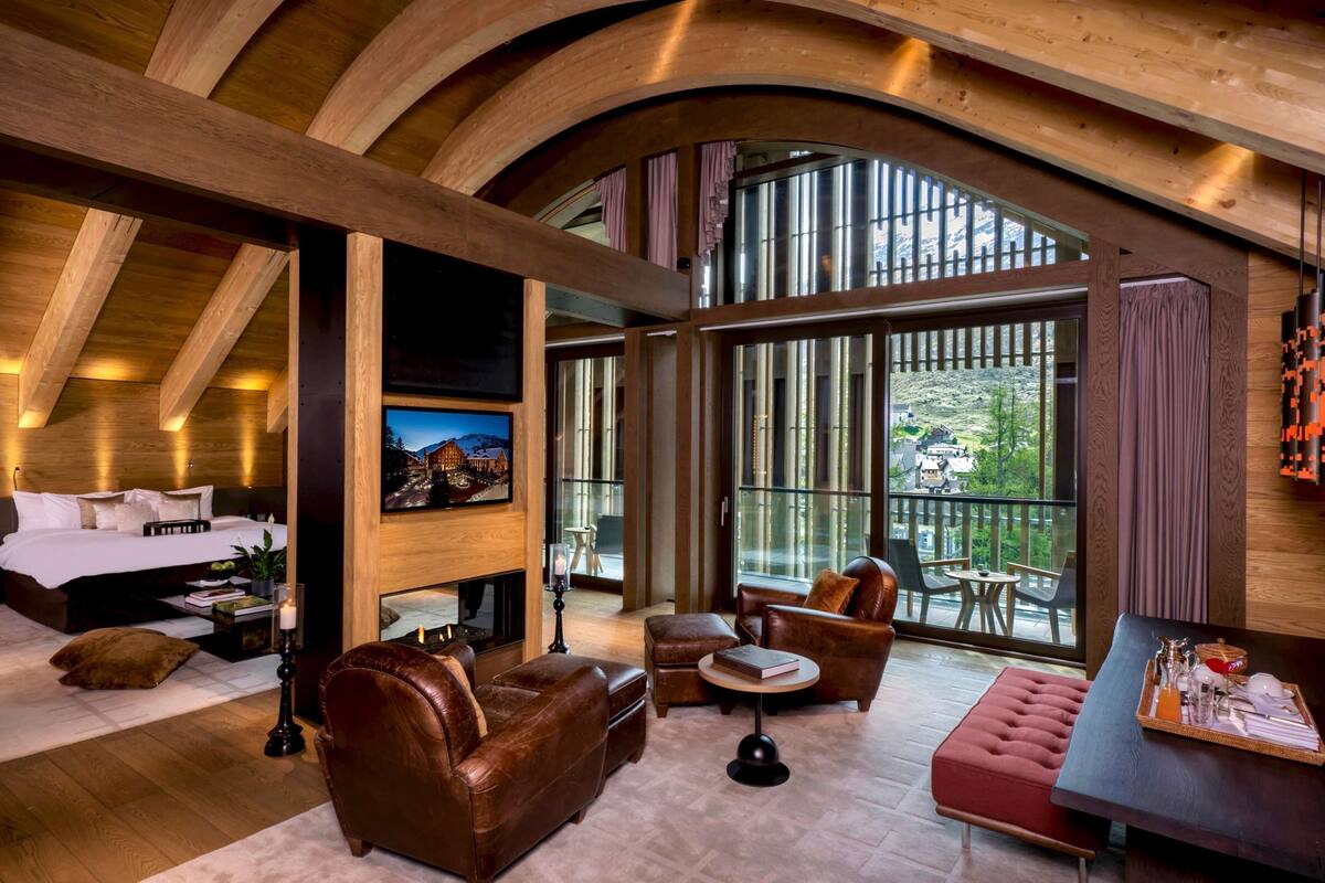 suite (gemsstock) | premium bedding, down duvets, pillow-top beds, free minibar items