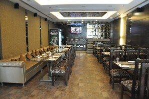 Coffee shop - Hotel Metro View (New Delhi)