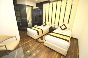 Egyptian cotton sheets, premium bedding, minibar, in-room safe - Hotel Metro View (New Delhi)