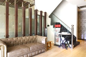 Lobby sitting area - Hotel Metro View (New Delhi)