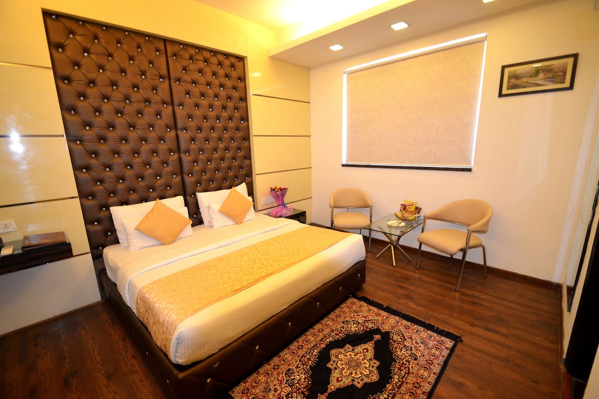 Egyptian cotton sheets, premium bedding, minibar, in-room safe