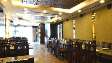 Frokost serveres, internasjonale retter