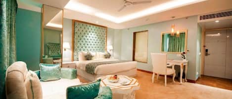 基础开间套房 (Suite Room with Airport Drop) | 1 多间卧室、高档床上用品、客房内保险箱、办公桌