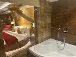 Suite Studio (Suite Room with Airport Drop) | Salle de bain | Douche, douche à « effet pluie », articles de toilette gratuits