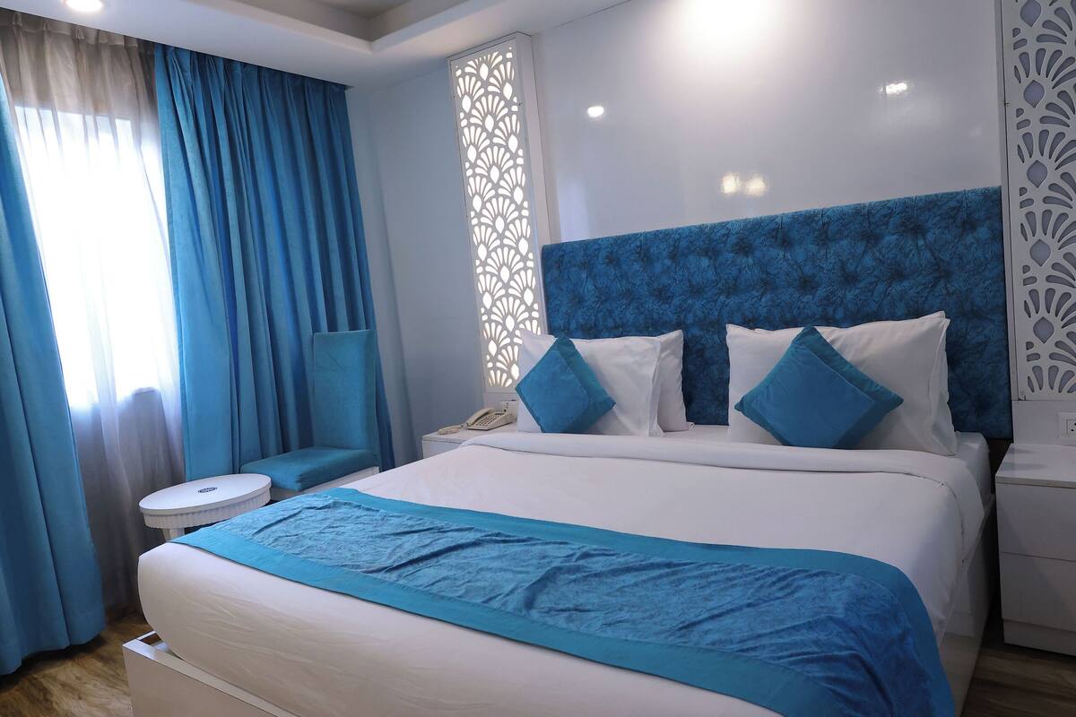 豪華客房 (Deluxe Room with Airport Drop) | 1 間睡房、高級寢具、房內夾萬、書桌