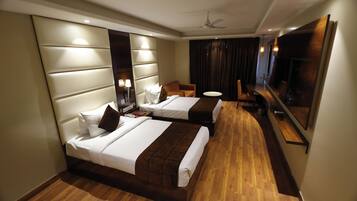 Deluxe-huone (Deluxe Room with Airport Drop) | 1 makuuhuone, ylelliset vuodevaatteet, tallelokero huoneessa, työpöytä