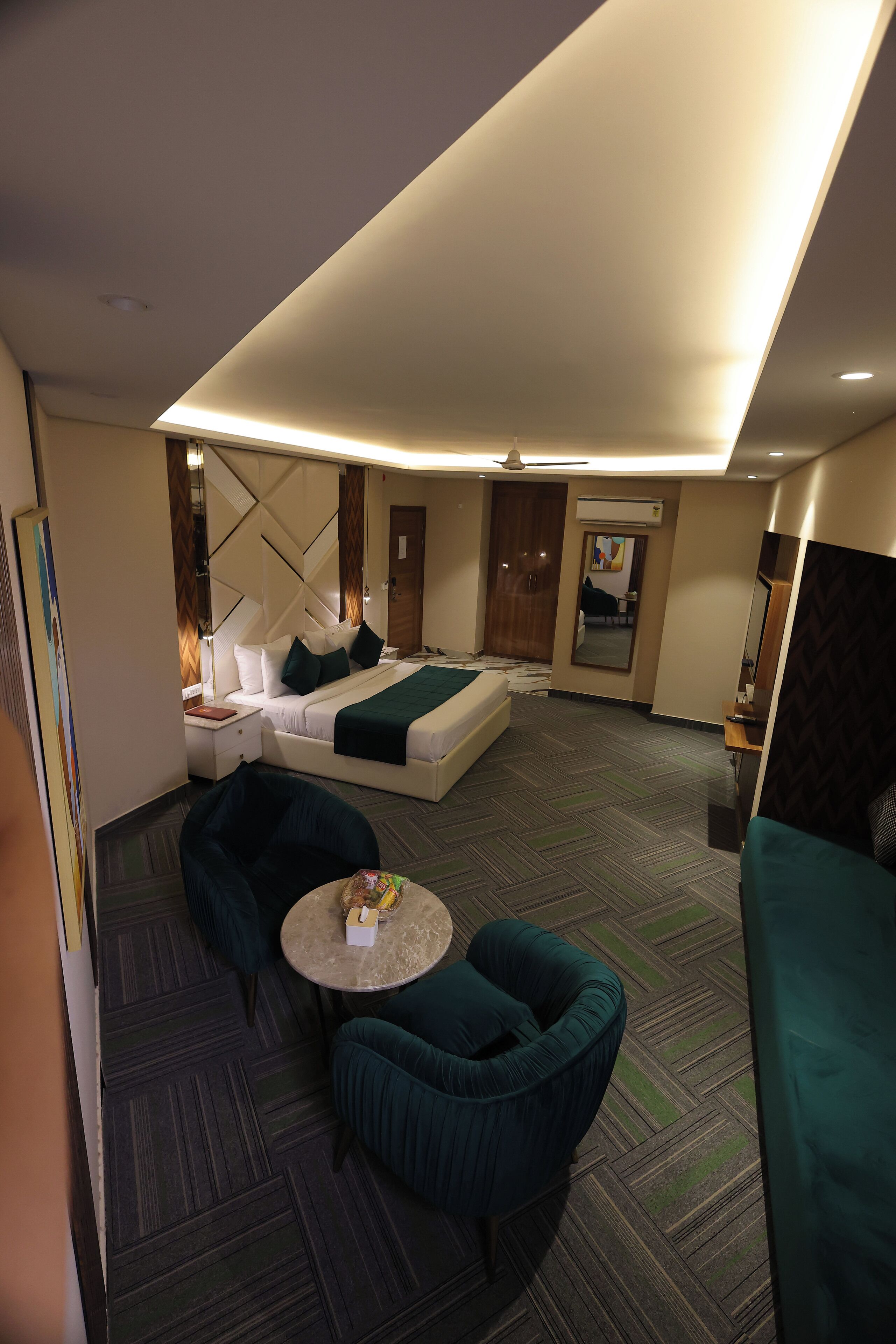 Suite presidencial (Presidential Suite with Airport Drop) | 1 dormitorio, ropa de cama de alta calidad, caja fuerte y escritorio