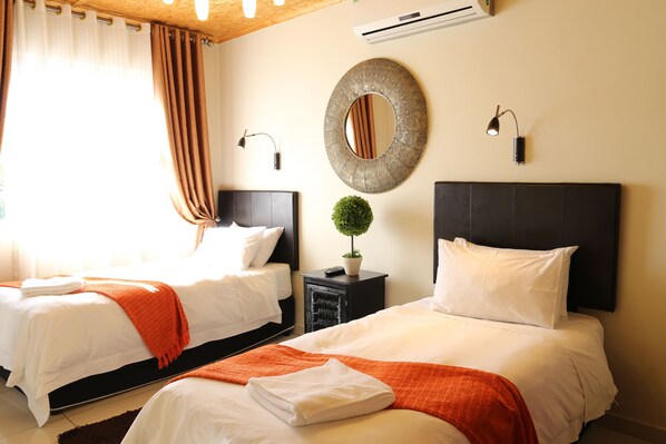 Iron/ironing board, WiFi - Tilla's Guesthouse (Windhoek)