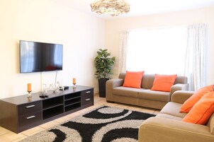 Apartamento de lujo (Self-Catering ) | Zona de estar | Una televisión
