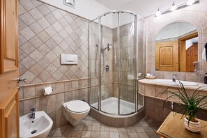 Douche, articles de toilette gratuits, sèche-cheveux, bidet