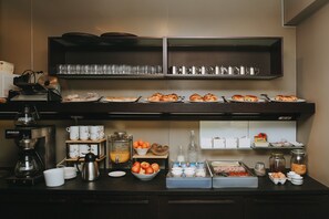 Se ofrece un desayuno bufé (12 EUR por persona)