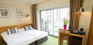 Double or Twin Room | Minibar, in-room safe, desk, soundproofing - Hotel Zaragoza Plaza (San Sebastián)