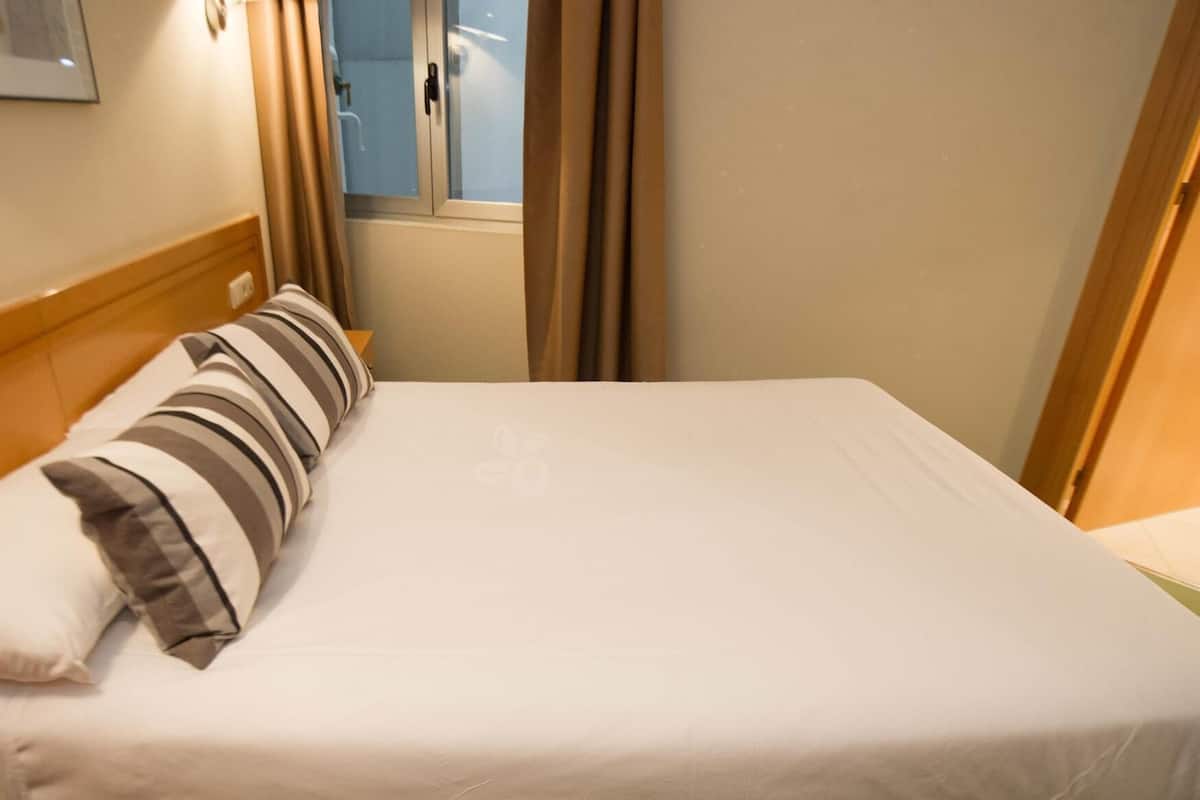 Een minibar, een kluis op de kamer, een bureau, geluiddichte muren