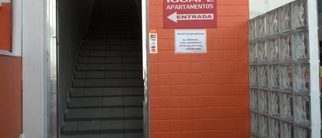 A staircase leading to an entrance labeled "IGUAPE APARTAMENTOS ENTRADA".