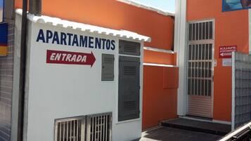 A building with a sign reading "APARTAMENTOS ENTRADA" indicating an entrance.