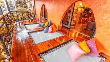 Breakfast, lunch, dinner served; Thai cuisine