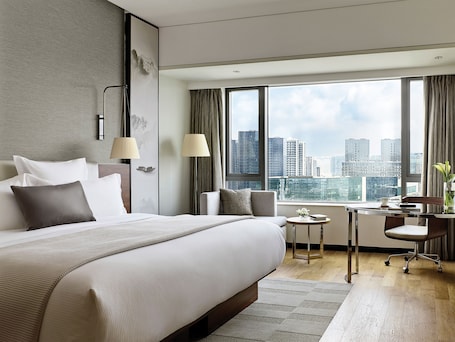 Minibar y caja de seguridad en la habitación . Langham Place Ningbo