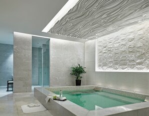 Indoor pool - Langham Place Ningbo (Ningbo)