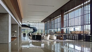 Lobby-lounge