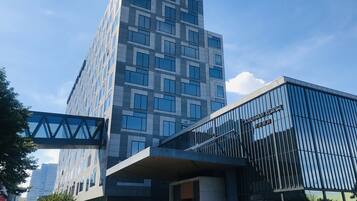 A modern building with a glass facade and a sign reading "Lanchvichage."