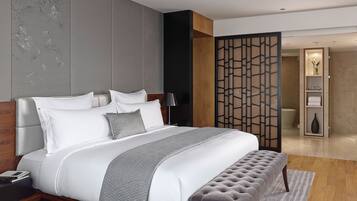 Un dormitorio moderno con una cama grande, una mesita de noche, una lámpara y un panel decorativo en la pared.