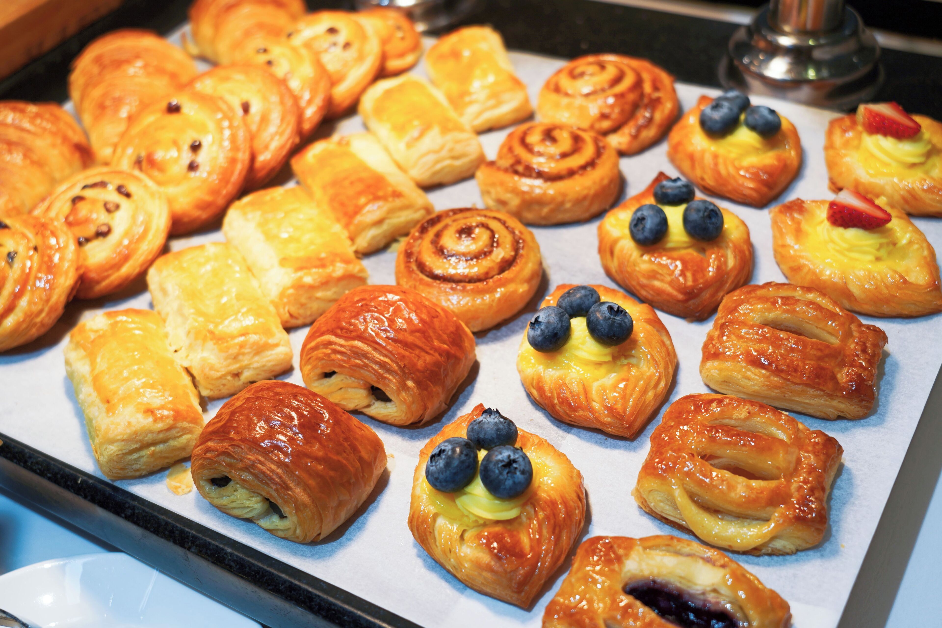 Une variété de pâtisseries présentées sur un plateau.