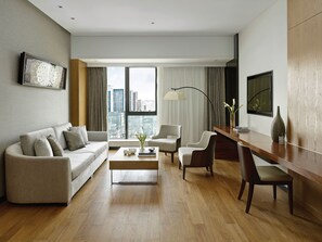 Suite, 1 soverom, elveutsikt | Minibar, safe på rommet, strykejern/-brett og barnesenger (inkludert)