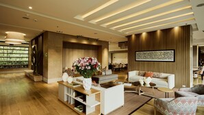 A modern living room with a sofa, coffee table, and decorative vase. - EK Hotel By Preferred Hotels Group (Bogotá)