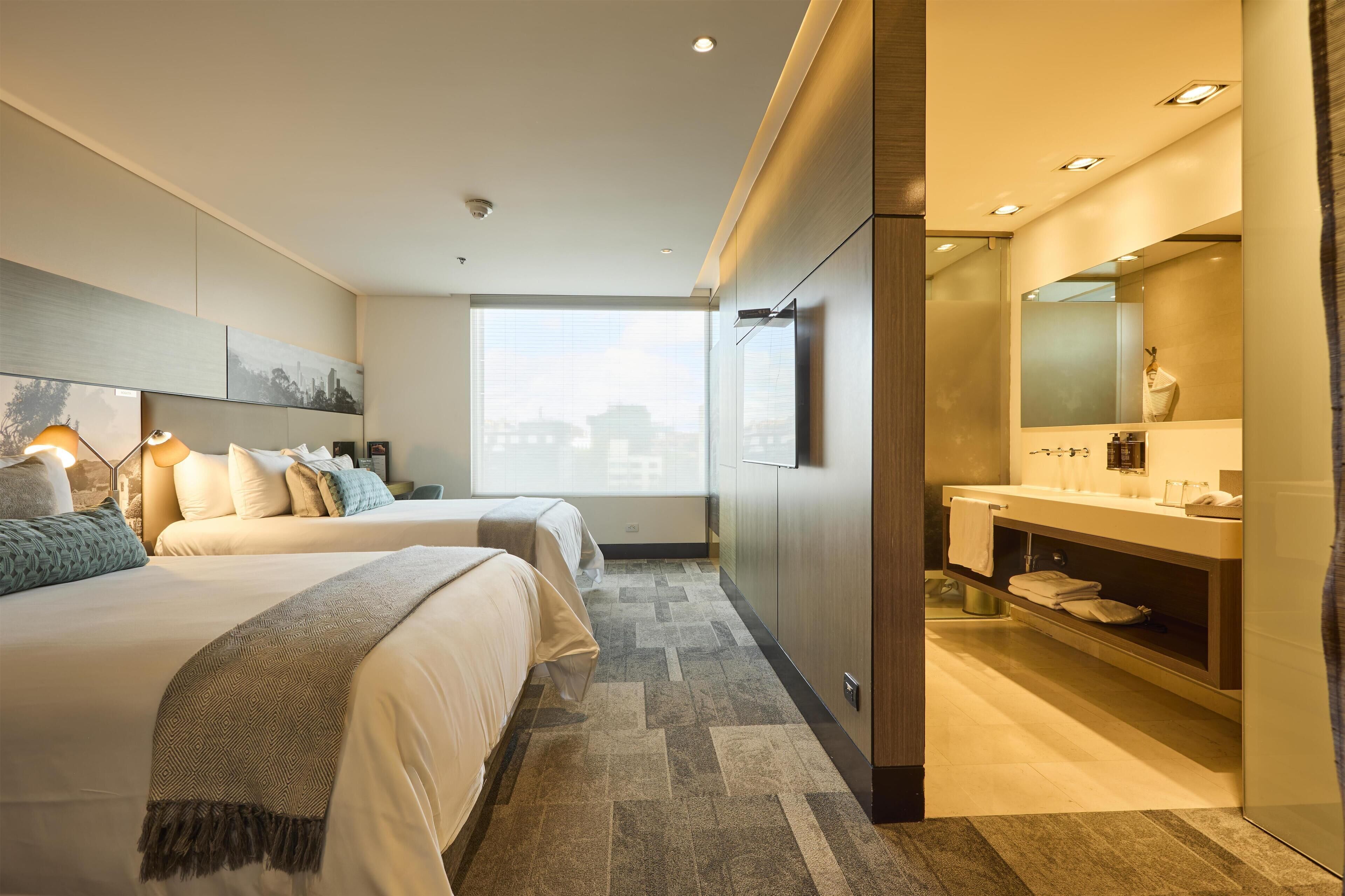 أغطية فراش متميزة وميني بار وخزنة داخل الغرفة ومكتب