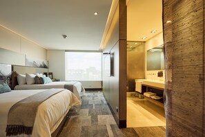 Bộ đồ giường cao cấp, minibar, két bảo mật tại phòng, bàn 