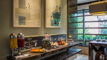 Frukostbuffé varje dag (COP 65000 per person)