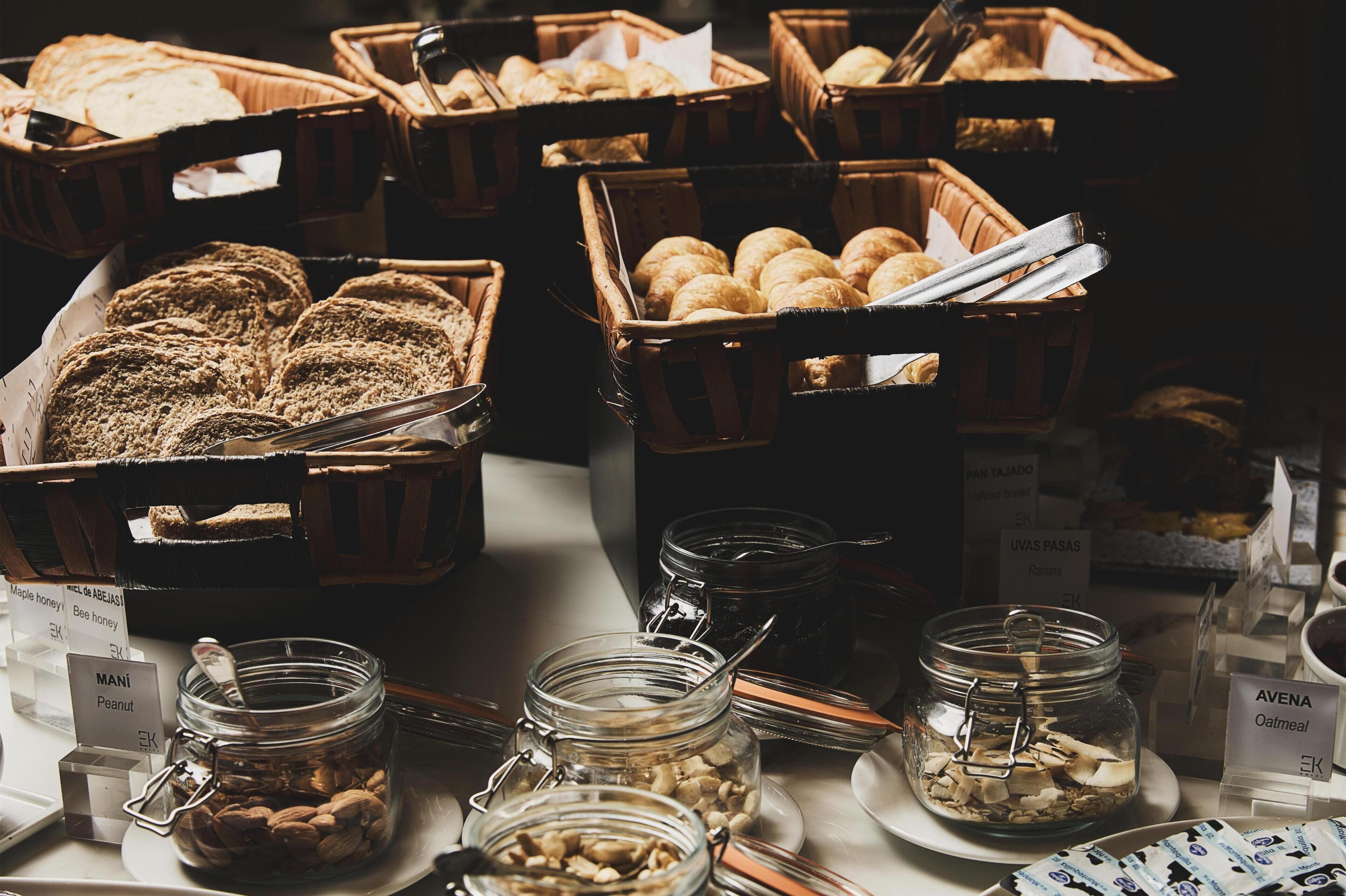 Un bufé de desayuno con diferentes alimentos y recipientes.