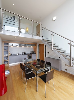 Club Apartment, 2 Bedrooms, Terrace, City View | Living area