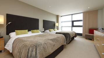 Cofres nos quartos, ferros/tábuas de passar roupa, berços grátis