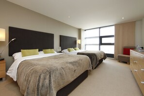 Caja de seguridad en la habitación y tabla de planchar con plancha 