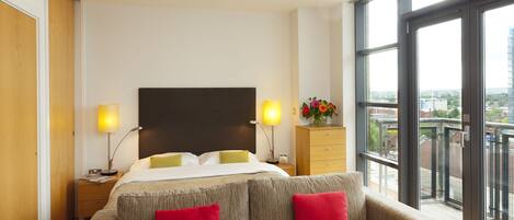 スタジオ クイーンベッド 1 台 キッチン | セーフティボックス (室内)、アイロン / アイロン台、ベビーベッド (無料)、可動式ベッド