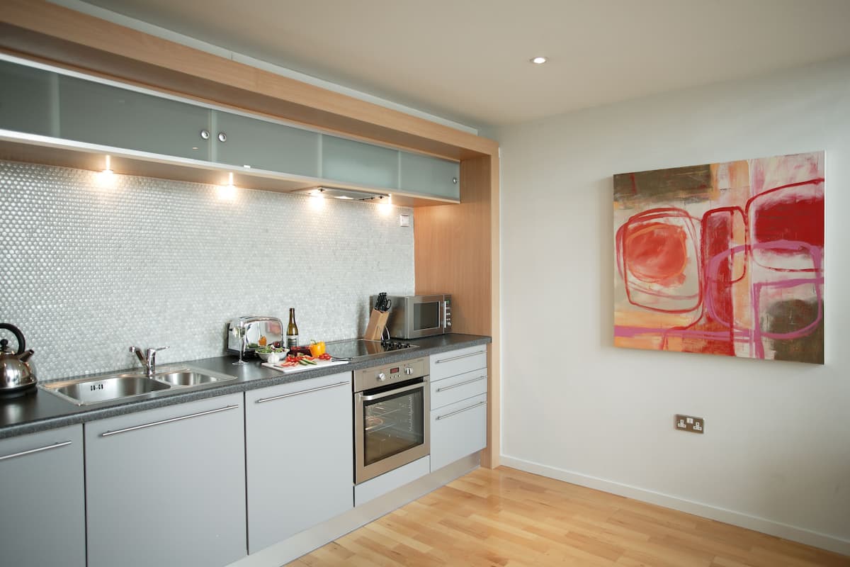 Coffee/tea maker, fridge, microwave, oven
