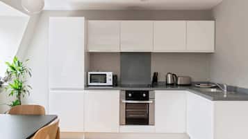 One Bedroom Apartment with Sofa Bed | Cocina privada | Refrigerador con congelador, microondas, horno y parrilla de estufa