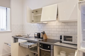Two Bedroom Apartment Plus | Cocina privada | Frigorífico grande, microondas, horno y placa de cocina