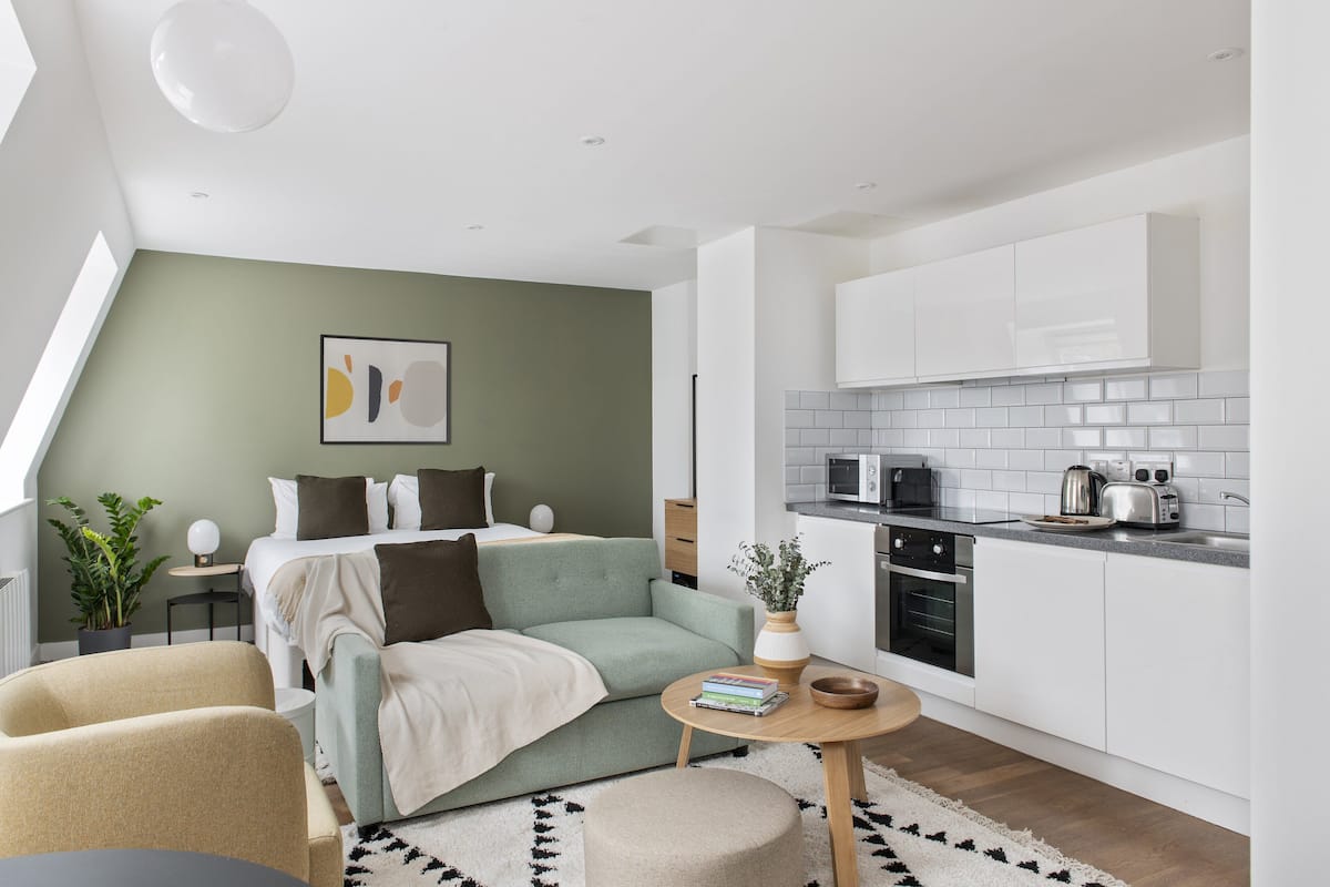 Studio Apartment | Living area | 32-inch flat-screen TV with digital channels, TV