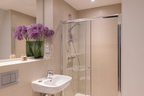 Studio Apartment | Bathroom | Free toiletries, hair dryer, towels, soap - Cove Minshull Street (Manchester)