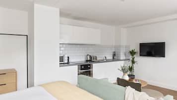 Studio Apartment | Cocina privada | Refrigerador con congelador, microondas, horno y parrilla de estufa